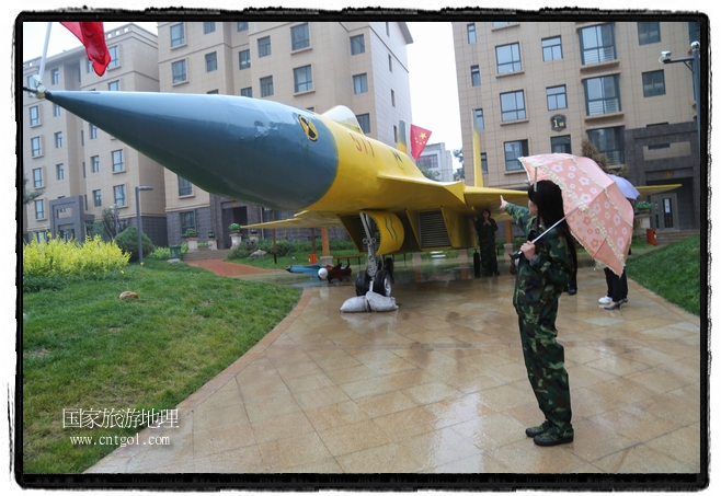 小區(qū)突然出現(xiàn)“飛機(jī)坦克”，其中殲15艦載戰(zhàn)斗機(jī)一架、99式主戰(zhàn)坦克一輛、武直-10武裝直升機(jī)一架，吸引了眾多市民雨中圍觀、合影。