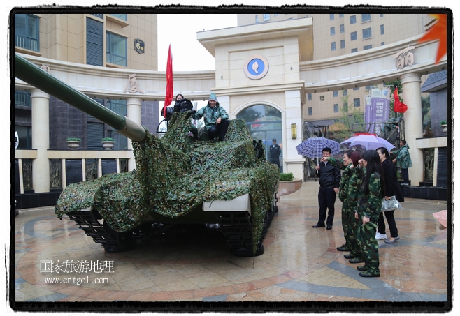 小區(qū)突然出現(xiàn)“飛機(jī)坦克”，其中殲15艦載戰(zhàn)斗機(jī)一架、99式主戰(zhàn)坦克一輛、武直-10武裝直升機(jī)一架，吸引了眾多市民雨中圍觀、合影。