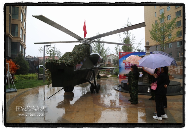 小區(qū)突然出現(xiàn)“飛機(jī)坦克”，其中殲15艦載戰(zhàn)斗機(jī)一架、99式主戰(zhàn)坦克一輛、武直-10武裝直升機(jī)一架，吸引了眾多市民雨中圍觀、合影。