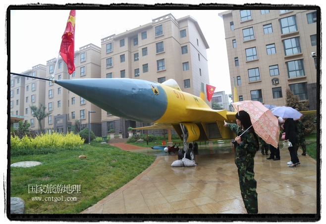 小區(qū)突然出現(xiàn)“飛機(jī)坦克”，其中殲15艦載戰(zhàn)斗機(jī)一架、99式主戰(zhàn)坦克一輛、武直-10武裝直升機(jī)一架，吸引了眾多市民雨中圍觀、合影。