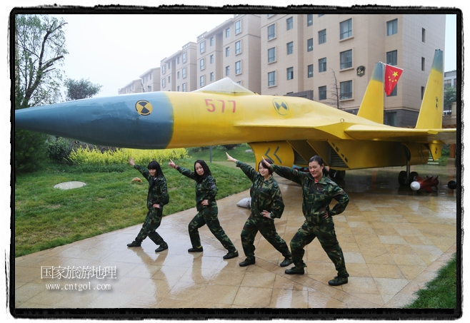 小區(qū)突然出現(xiàn)“飛機(jī)坦克”，其中殲15艦載戰(zhàn)斗機(jī)一架、99式主戰(zhàn)坦克一輛、武直-10武裝直升機(jī)一架，吸引了眾多市民雨中圍觀、合影。