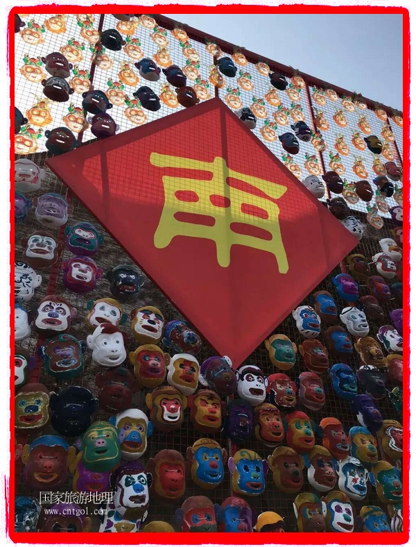 中國(guó)規(guī)模最大的猴面具彩繪在南潯古鎮(zhèn)展示。猴子真是今年最紅的動(dòng)物。 