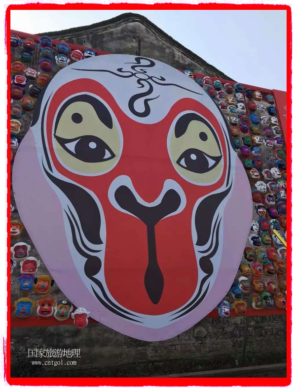 中國(guó)規(guī)模最大的猴面具彩繪在南潯古鎮(zhèn)展示。猴子真是今年最紅的動(dòng)物。 
