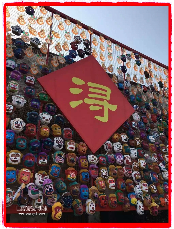 中國(guó)規(guī)模最大的猴面具彩繪在南潯古鎮(zhèn)展示。猴子真是今年最紅的動(dòng)物。 