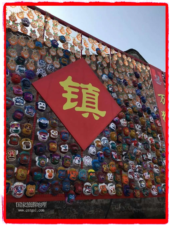 中國(guó)規(guī)模最大的猴面具彩繪在南潯古鎮(zhèn)展示。猴子真是今年最紅的動(dòng)物。 