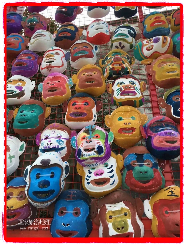 中國(guó)規(guī)模最大的猴面具彩繪在南潯古鎮(zhèn)展示。猴子真是今年最紅的動(dòng)物。 