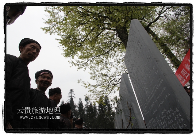 圖2：族首領(lǐng)正在組織各村代表學(xué)習椰規(guī)內(nèi)容