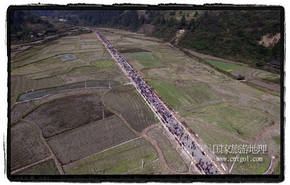 1700桌合攏宴，總長3.7公里，10380人同桌就餐，創(chuàng)歷史之最